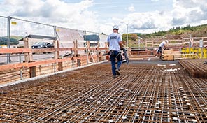 Baustellenmitarbeiter auf der Baustelle in Saarburg 